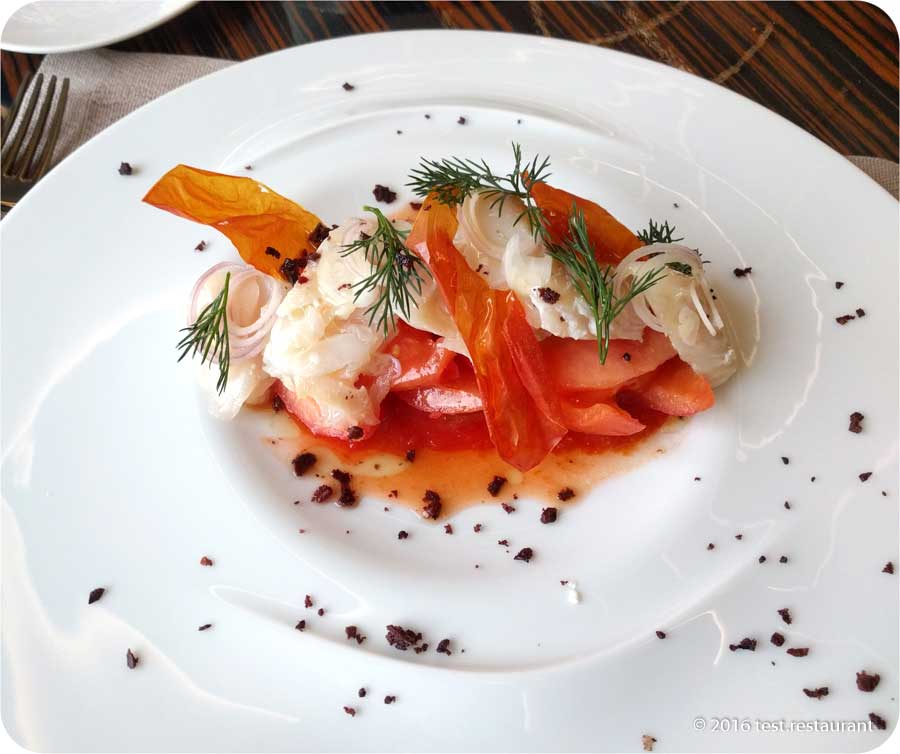 `Салат с тёплой треской и томатами, 720 р.` в ресторан `Север-Юг`
