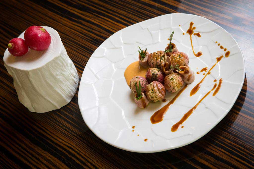 `Обжаренный редис, утиная грудка, руккола и соус из анчоуса` в ресторан `Север-Юг` - официальное фото
