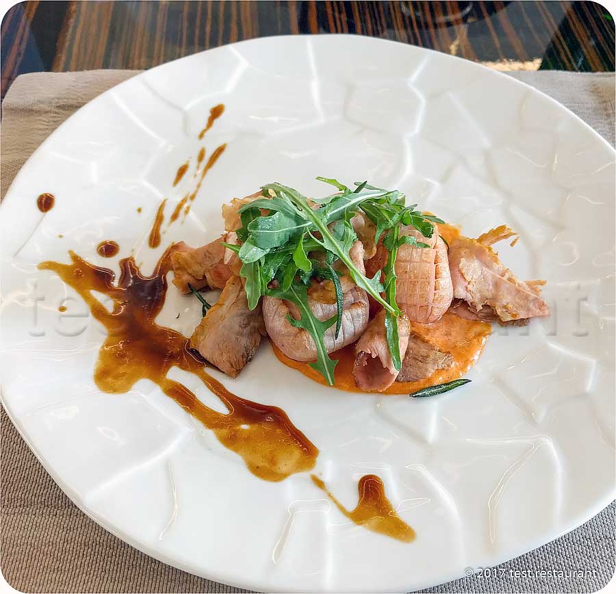 `Обжаренный редис, утиная грудка, руккола и соус из анчоуса` в ресторан `Север-Юг`