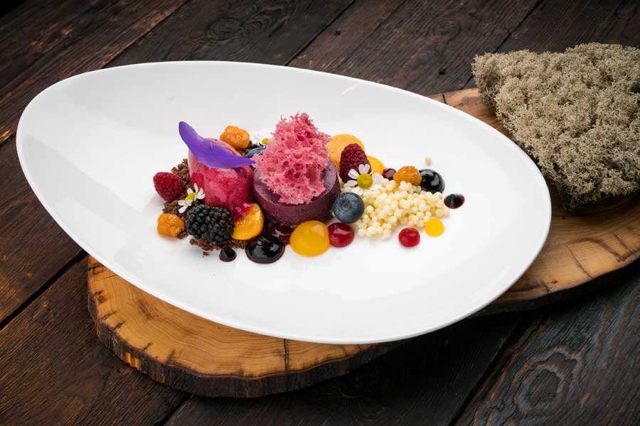 `Сибирские ягоды в разных текстурах на дубе` в ресторане `49` - официальное фото