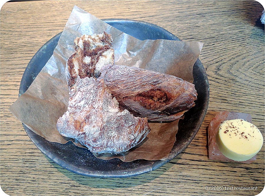 `Хлеб с маслом на ледяном камушке` в `B.I.G.G.I.E` - фото блюда