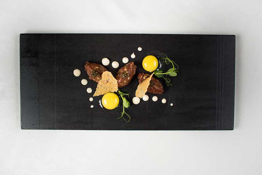 `Тар-тар из говядины с лимонным желе и черной икрой` в ресторане `51` - официальное фото