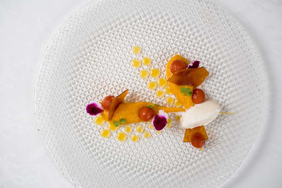 `Десерт из молодых овощей с хрустящей карамелью` в ресторан `Le Restaurant` - официальное фото