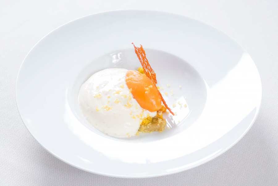 `Копченое яблоко, морковный сорбет с сельдереем, ряженка` в ресторан `Quadrum` - официальное фото