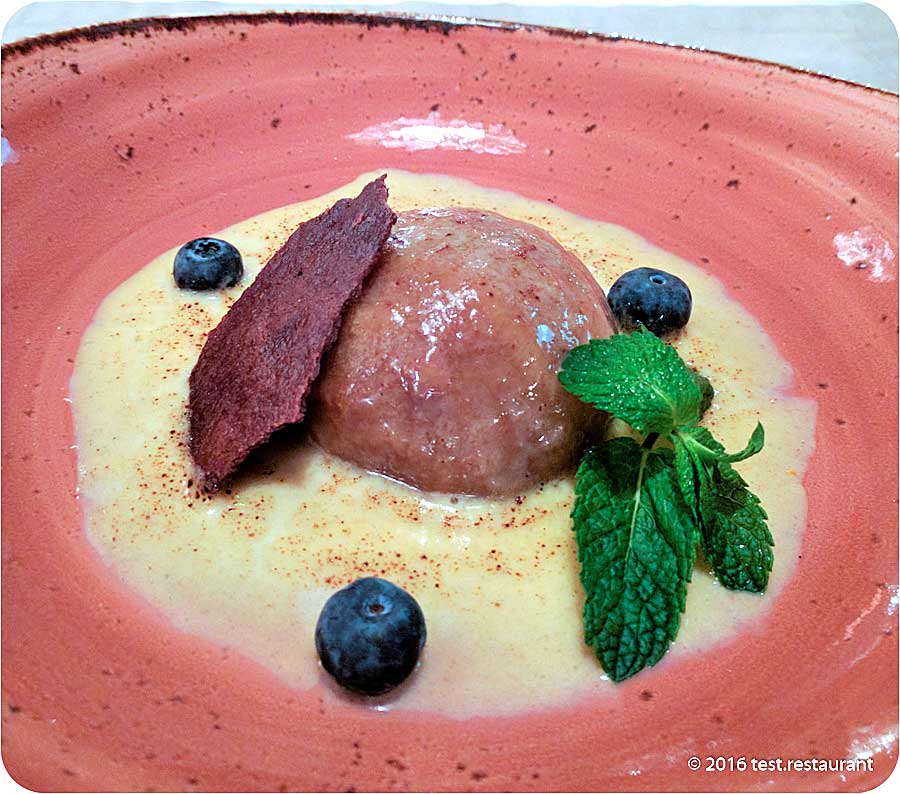 `Персик томленый в ванильном сиропе с мускатным сабайоном` в ресторан `Честная Кухня`