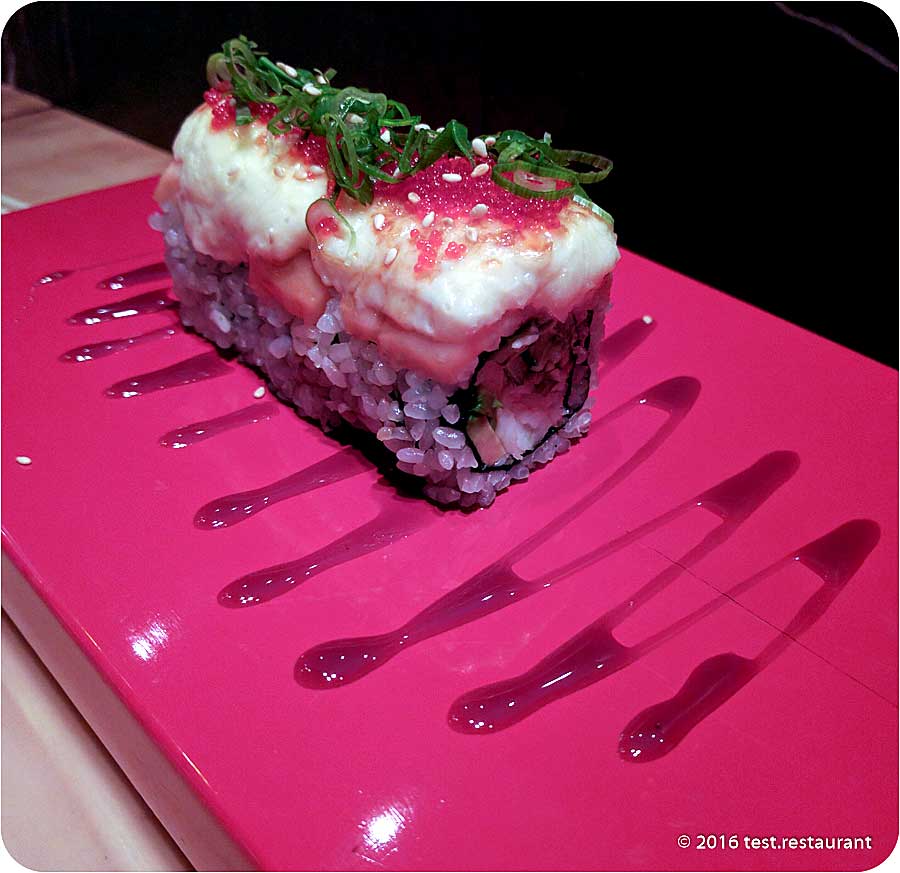 `Ролл "Fumisawa" с лососем` в ресторан `Fumisawa Sushi`