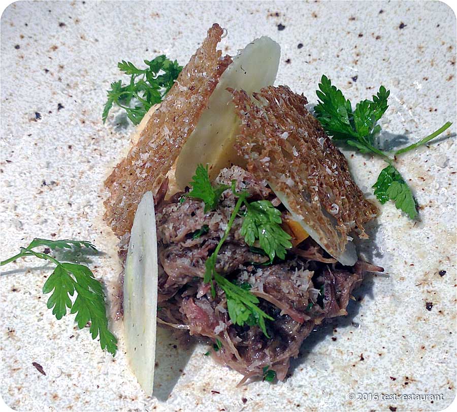 `Тушёный бычий хвост, корень сельдерея и фундук` в ресторан `15 Kitchen+Bar`