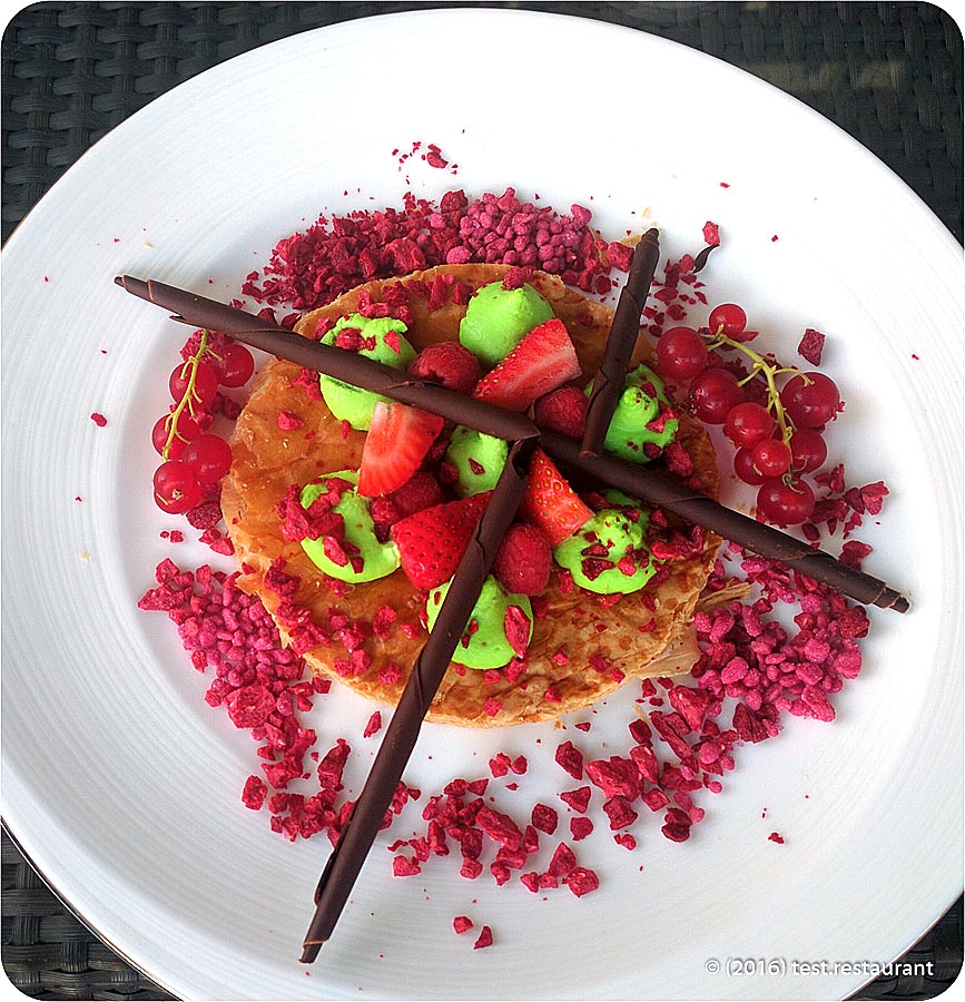 `Мятный саварен с красными ягодами` в ресторан `Кранцлер (Baltschug Kempinski)`