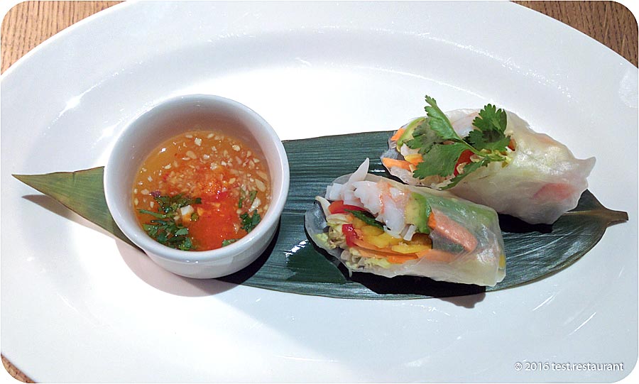 `Вьетнамский ролл с креветкой и авокадо c лимонно-имбирным соусом с маракуйей` в ресторан `Dr. No`