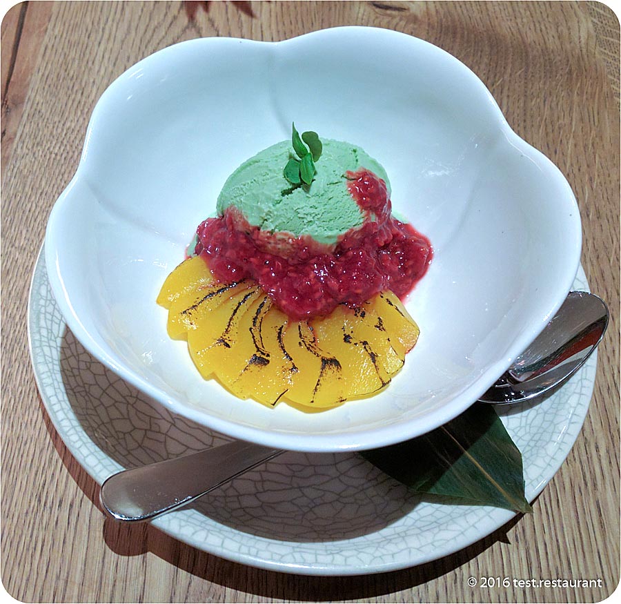 `Мороженое зелёный чай с персиком-гриль и малиновым соусом` в `Dr. No` - фото блюда