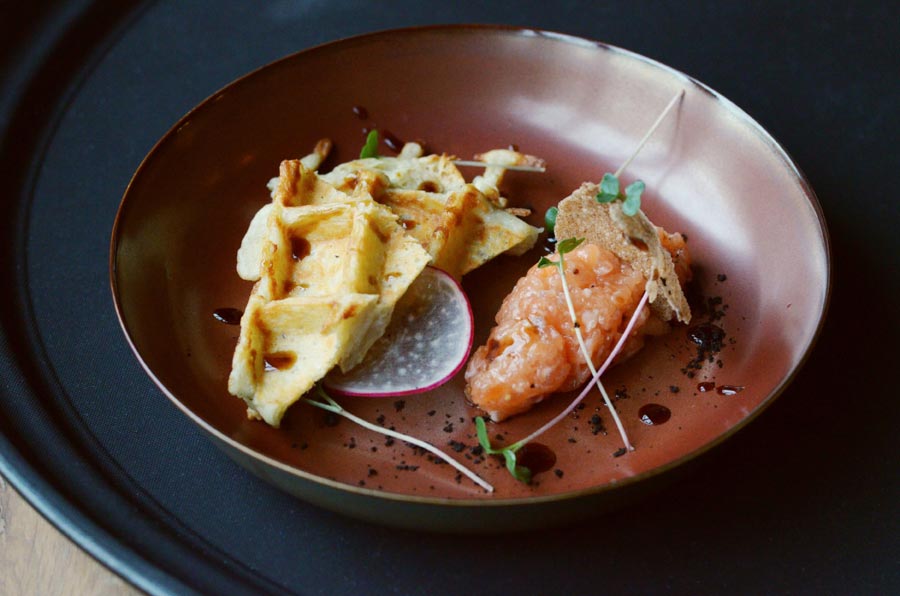 `Тартар из лосося с картофельной вафлей` в ресторан `Брюссель` - официальное фото