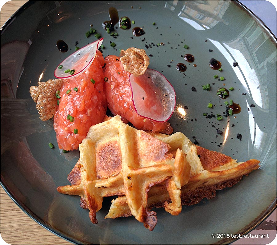`Тартар из лосося с картофельной вафлей` в ресторан `Брюссель` - фото посетителя 1