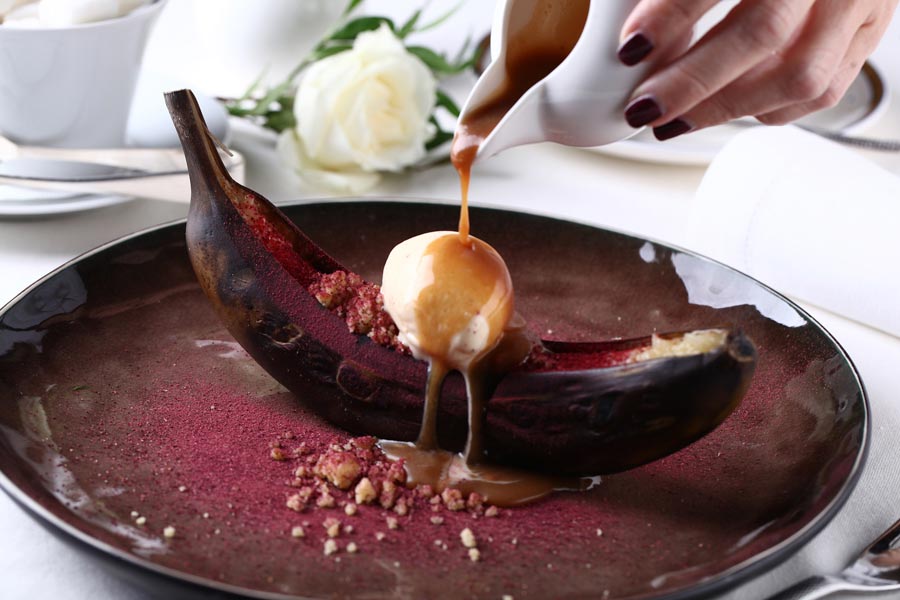 `«Прибалтийский Банан» (Карамельный соус с «Вана Таллинном», мороженое с лимонным сорго)` в ресторан `Savva` - официальное фото