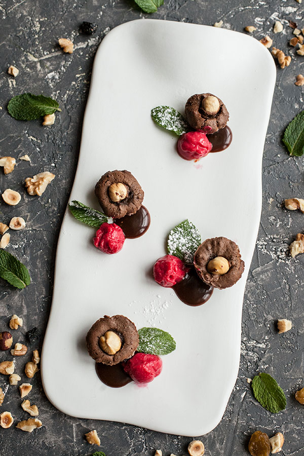 `Шоколадные мини-кексы, сорбет «Кизил», мята, жареные лесные орехи` в ресторан `Казбек` - официальное фото