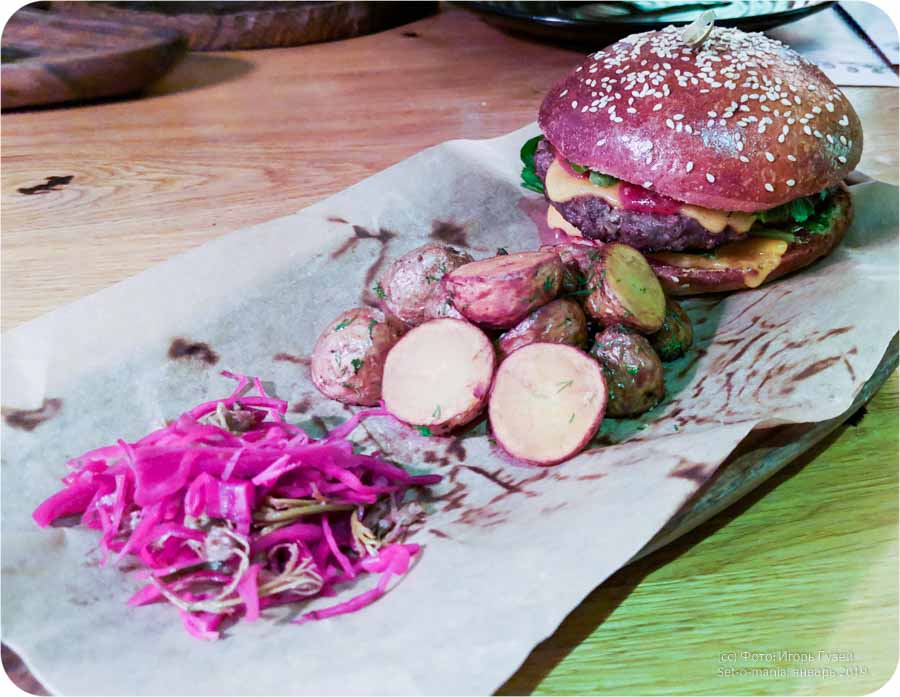 `Бургер с говяжьей котлетой, сальсой и гуакамоле` в ресторане `74` - фото посетителя 1