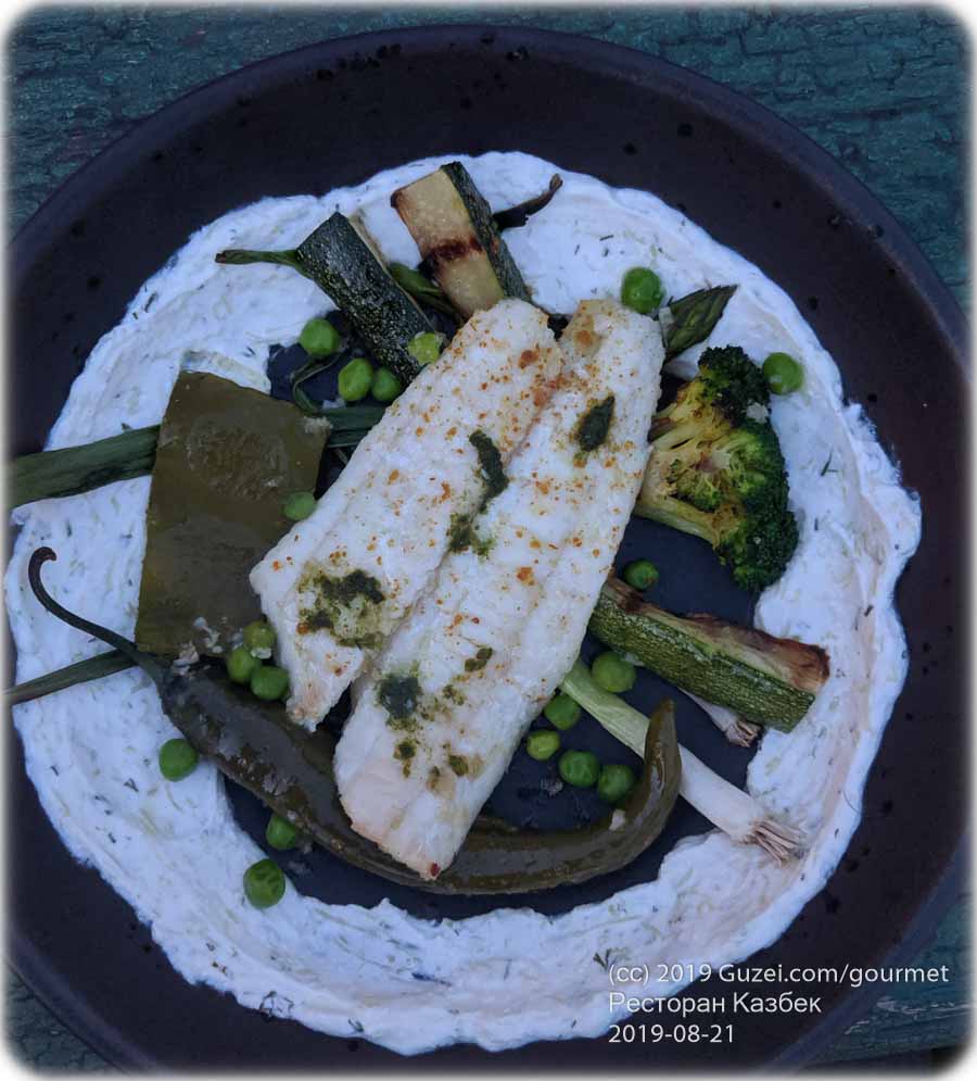 `Камбала с зелеными овощами гриль и соусом дзадзики` в ресторан `Казбек`