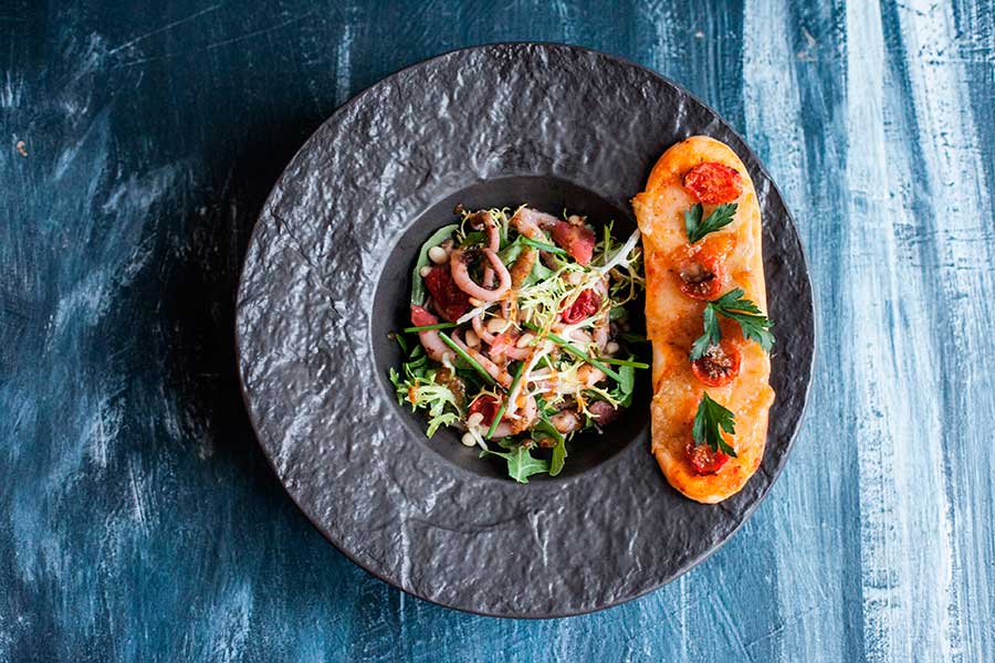 `Зеленый салат с щупальцами кальмара под горчичной заправкой` в ресторане `75` - официальное фото
