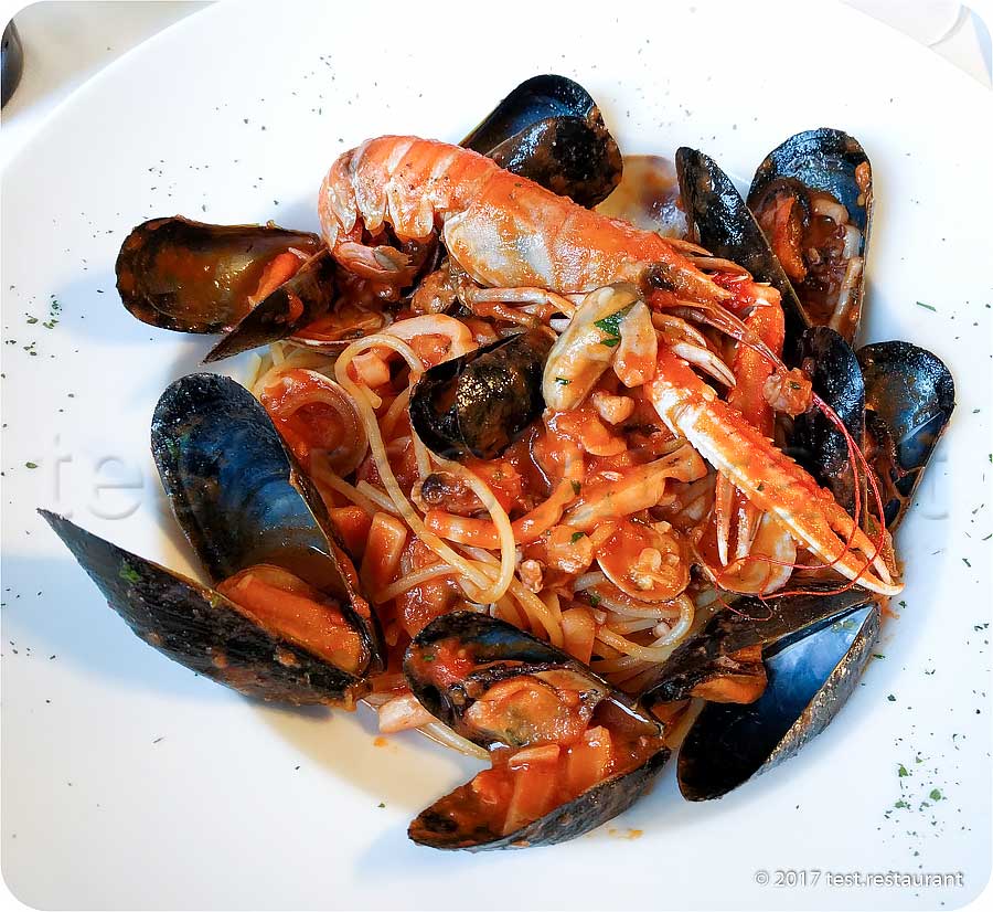 `Spaghetti allo scoglio (Спагетти с морепродуктами) € 15,00` в ресторан `Nastro Azzurro`