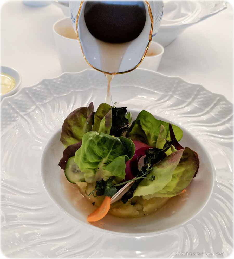 `Салат “OVO” с яйцом пашот` в ресторан `OVO by Carlo Cracco`