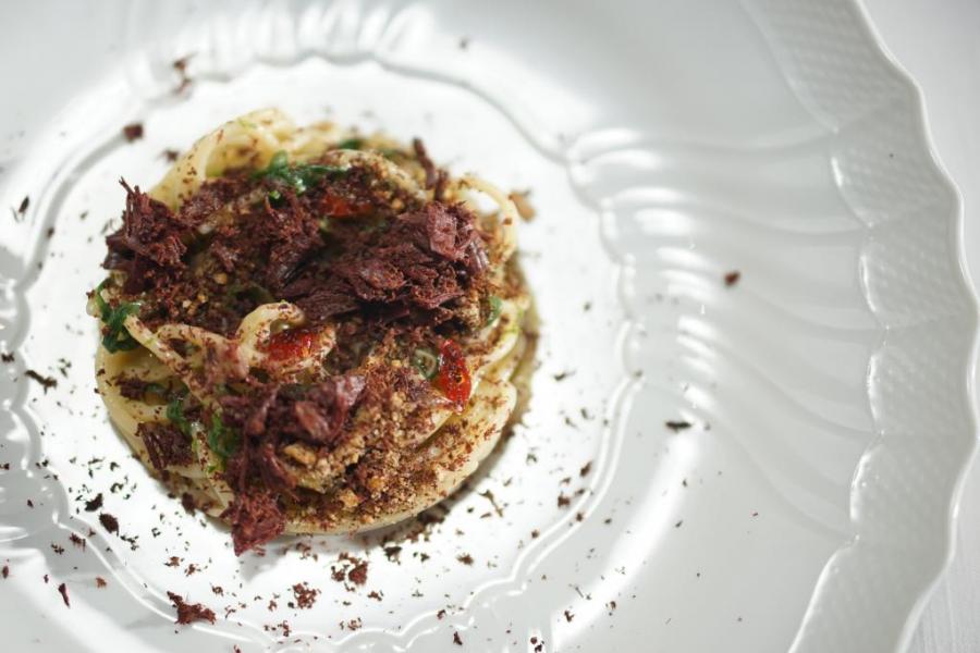 `Спагетти с лаймом, зеленым луком, кофе и тунцом Бузональя` в ресторан `OVO by Carlo Cracco` - официальное фото