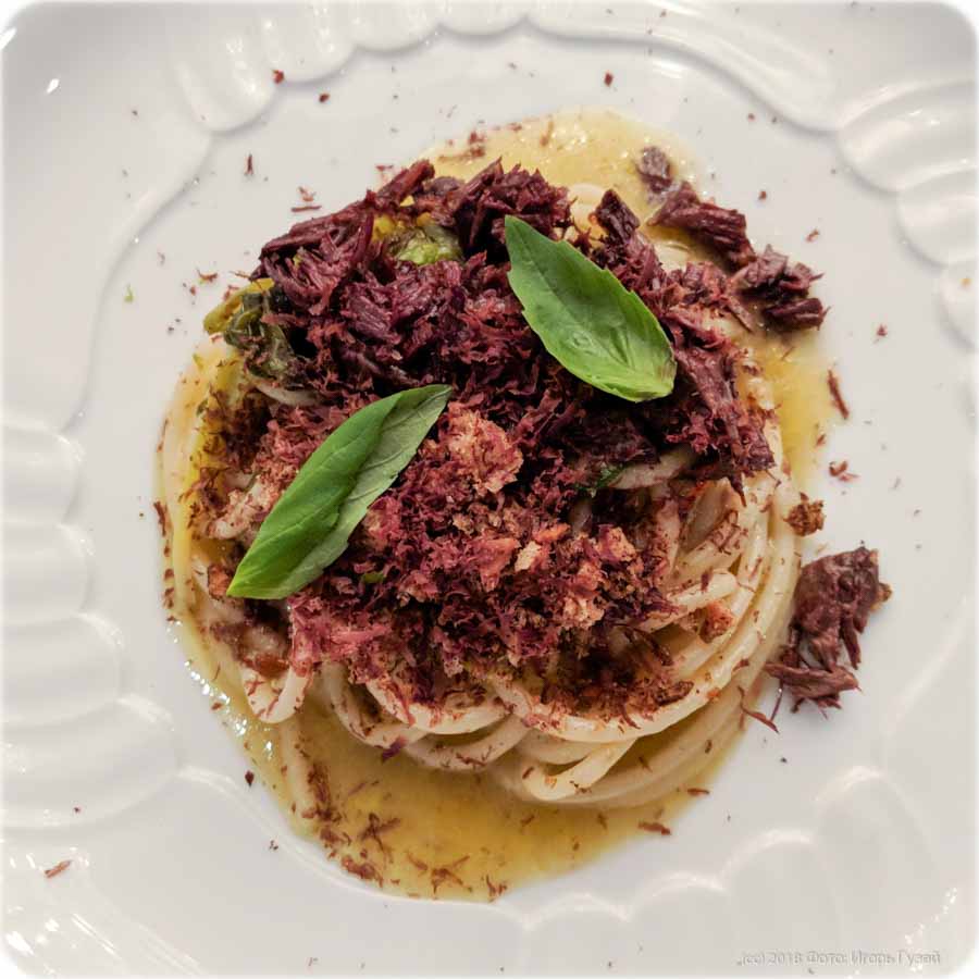 `Спагетти с лаймом, зеленым луком, кофе и тунцом Бузональя` в ресторане `80` - фото посетителя 1