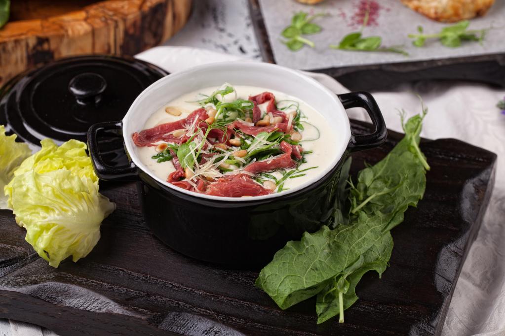 `Сырно-сливочный суп с копченым гусем` в ресторан `Пироги Вино и Гусь` - официальное фото