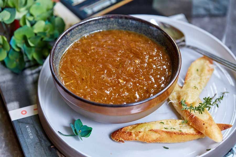 `Луковый суп (Тимьян / бургундский сыр «Конте» / крутоны)` в ресторане `85` - официальное фото