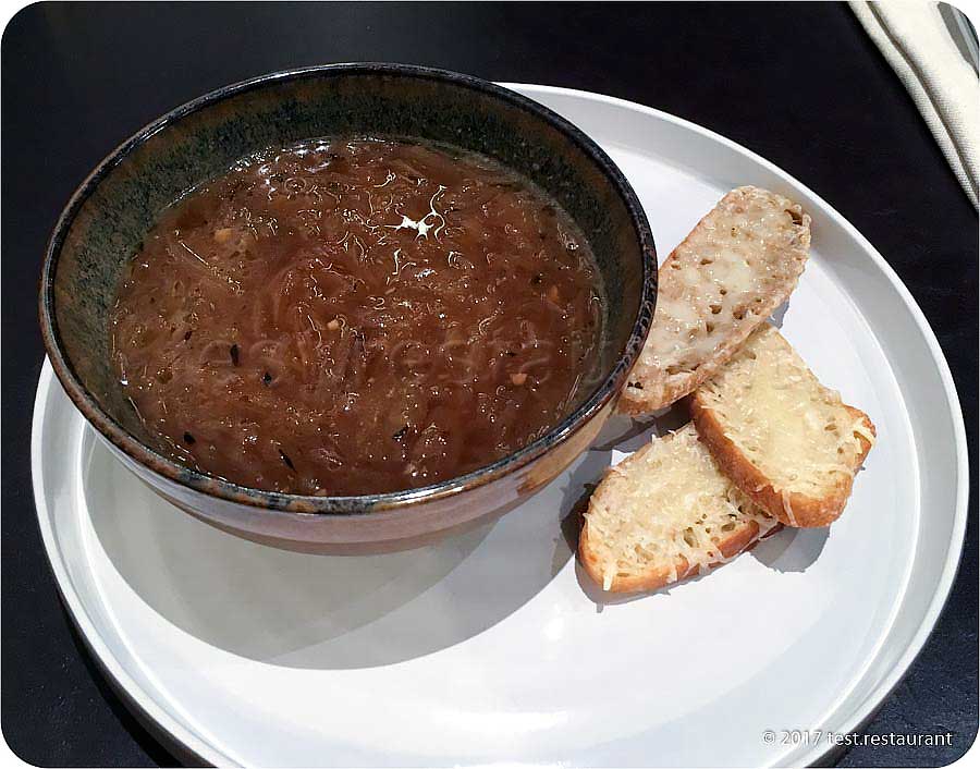 `Луковый суп (Тимьян / бургундский сыр «Конте» / крутоны)` в ресторан `Жеральдин`