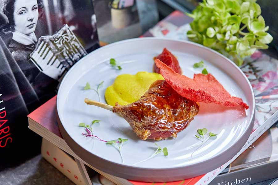 `Утка конфи / сливочная полента / томатное рагу` в ресторан `Жеральдин` - официальное фото