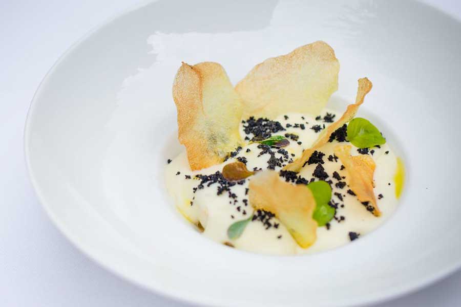 `Жаренные кальмары с оливками и муссом из картофеля` в ресторане `86` - официальное фото