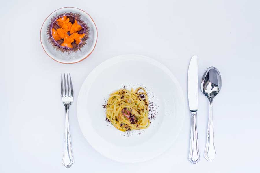 `Спагетти с икрой морского ежа, припудренные кофейной крошкой` в ресторане `86` - официальное фото
