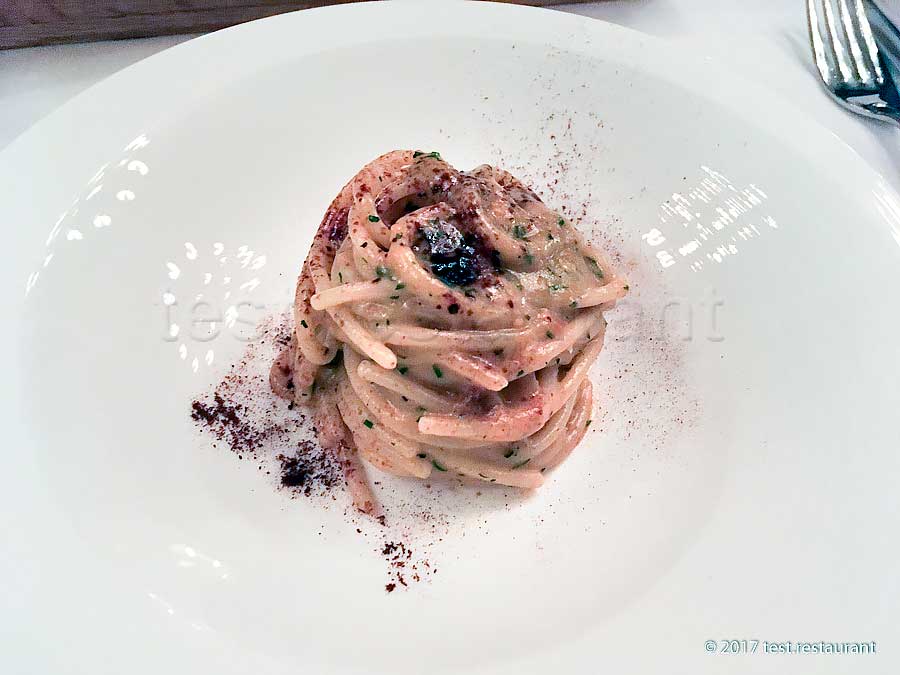 `Спагетти с икрой морского ежа, припудренные кофейной крошкой` в ресторане `86` - фото посетителя 1