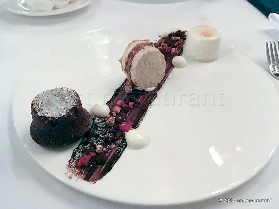`Десерт "Шоколадная фантазия"` в ресторан `Butler`