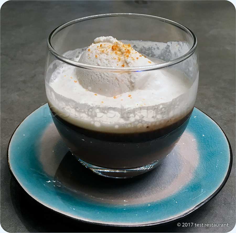 `Шоколадно-кофейный крем и кокосовое мороженое` в ресторан `Moregrill`