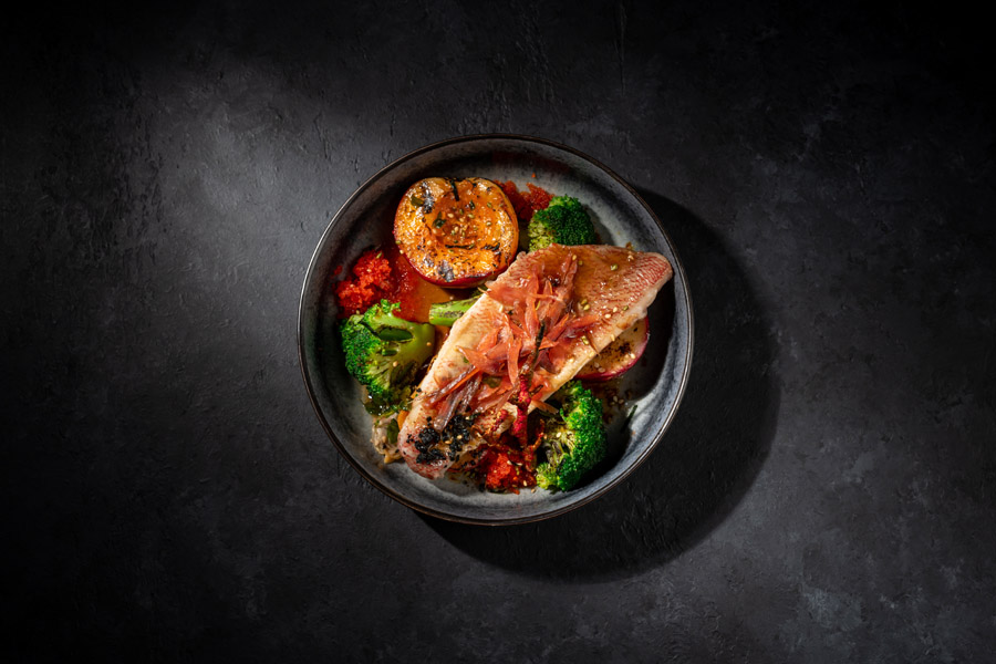 `Морской окунь, нектарин, базилик` в ресторан `Фаренгейт (Fahrenheit)` - официальное фото