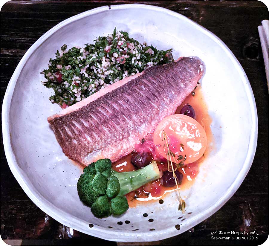 `Морской окунь, нектарин, базилик` в `Фаренгейт (Fahrenheit)` - фото блюда