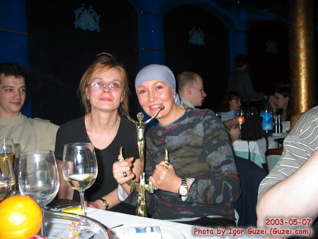 Гости церемонии Анна и Елена позируют со статуэткой - Премия Попова 2003 (Казино Golden Palace) 2003-05-07 20:47:00