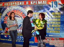 Елена Степаненко получает Звезду и цветы от Авторадио из рук Руслана Николаева - фото