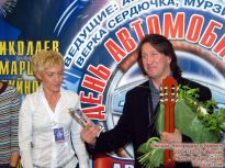 Олег Митяев только что получил Звезду авторадио из рук Натальи Николаевой - фото