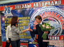 Валерий Сюткин принимает награду - фото
