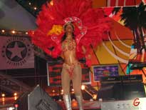 Карнавальная бразилианка на подтанцовке у Kaoma - фото