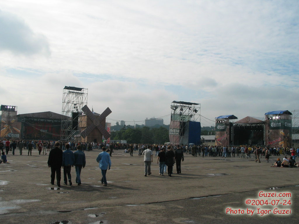 Две сцены фестиваля - Рок-фестиваль "Крылья 2004" (Москва, Лужники) 2004-07-24 10:21:00