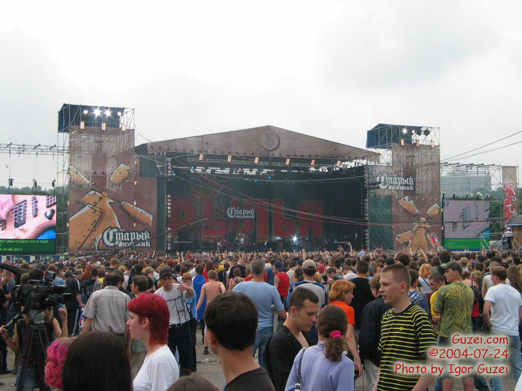 Площадь фестиваля "Крылья" во время выступления группы "Пилот" - Рок-фестиваль "Крылья 2004" (Москва, Лужники) 2004-07-24 10:55:00