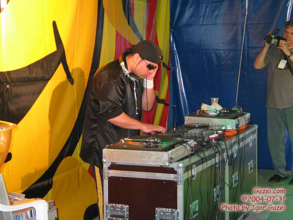На сцене DJ Alligator - Энергия Лета 2004 (Москва, Beach Club) 2004-07-31 21:31:00