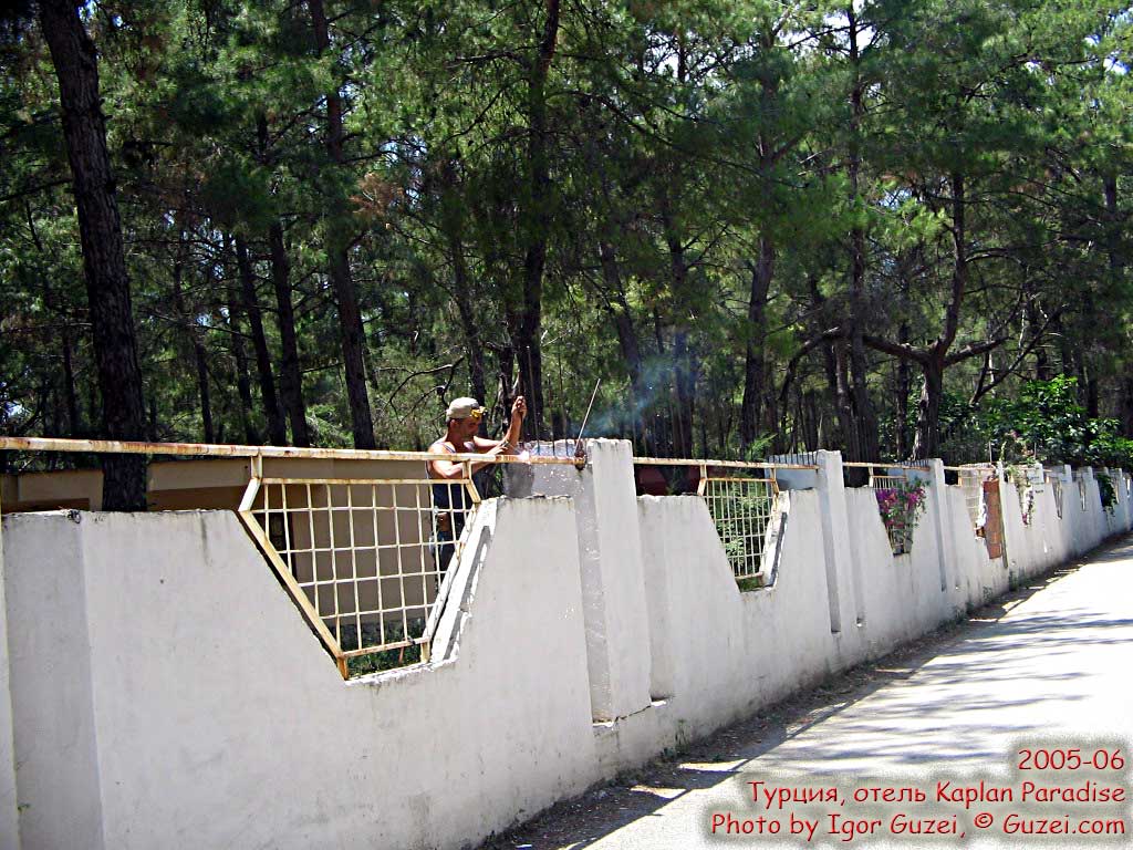Забор отеля Пинара Pinara с заточенной арматурой - Отель Каплан Парадайз (Turkey - Antalya - Kemer - Tekirova) 2005-06-19 13:25:01
