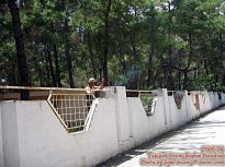 Забор отеля Пинара Pinara с заточенной арматурой - фото