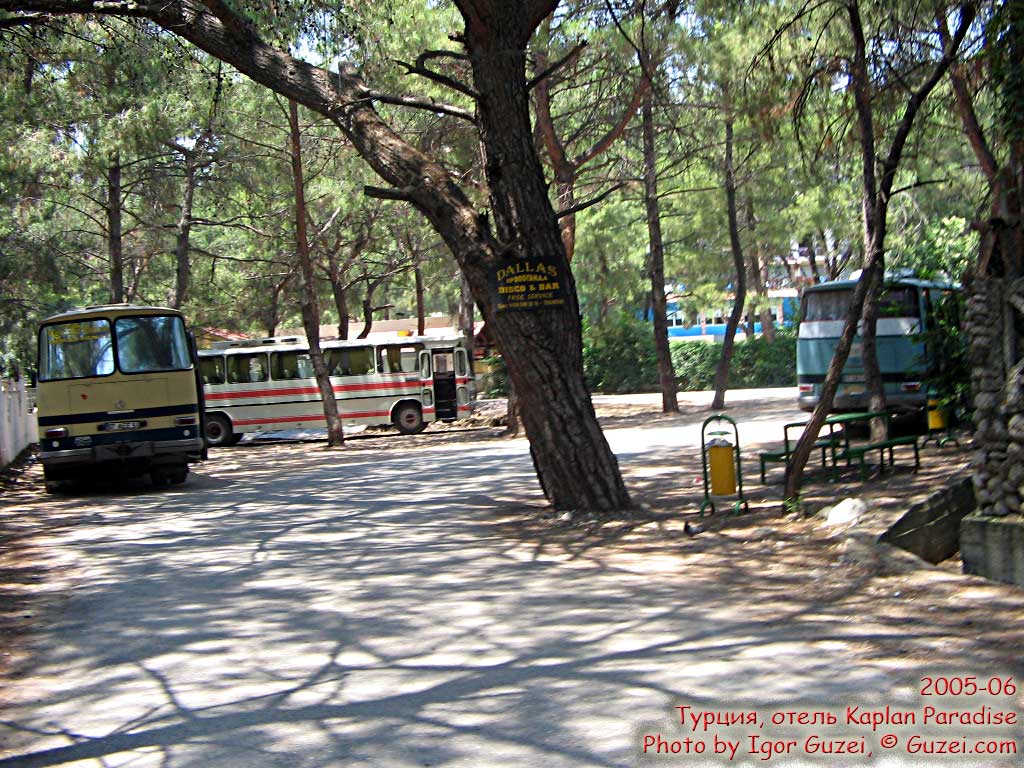 Автобусная стоянка по дороге от моря к отелю Каплан Парадайз Kaplan Paradise - Отель Каплан Парадайз (Turkey - Antalya - Kemer - Tekirova) 2005-06-19 13:26:00