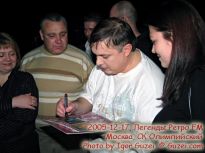 Андрей Разин даёт автограф на виниле - фото