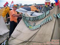 Палатка в пивных банках - фото