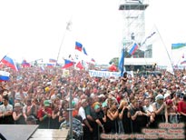 Зрители и флаги фестиваля Нашествие 2005 - фото